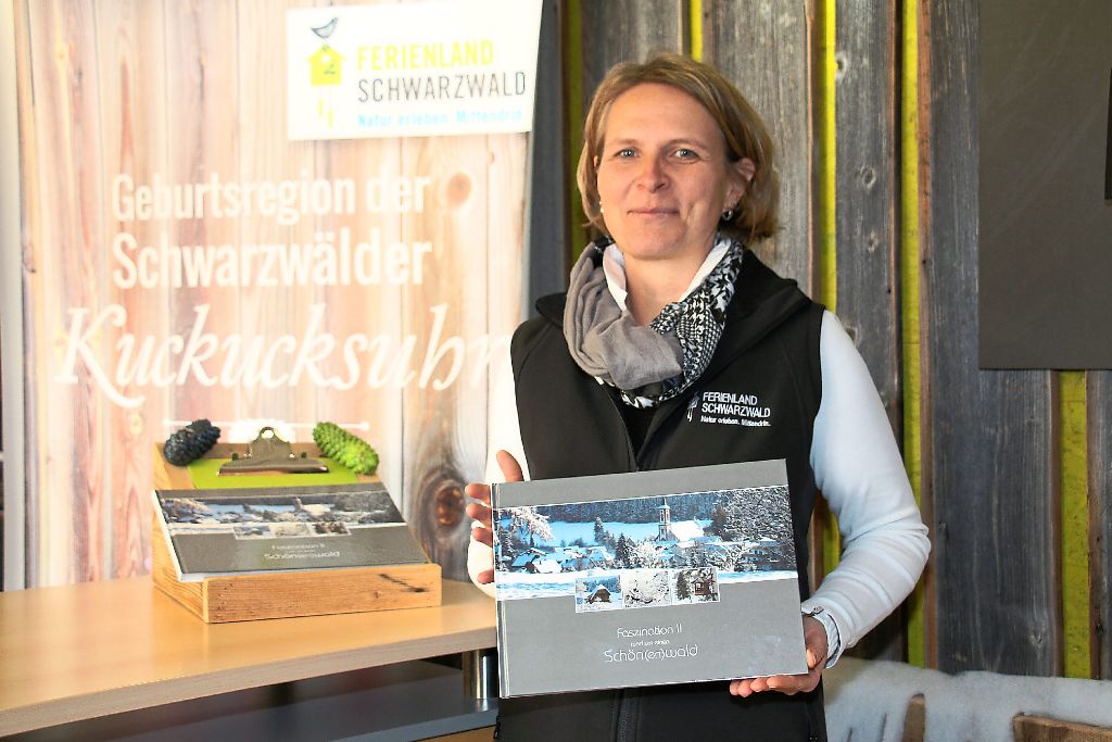 Den zweiten Bildband Faszination II rund um einen Schön(en)Wald präsentiert Andrea Lienhard, Mitarbeiterin der Tourist-Info und des Ferienlandes. Foto: Kommert