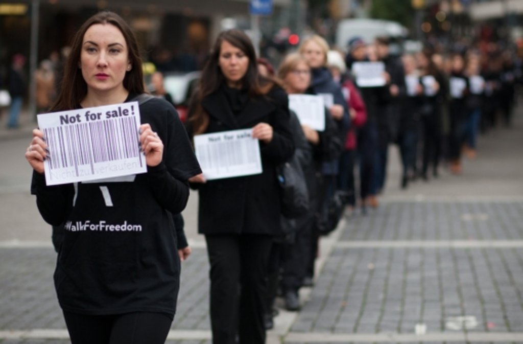 150 schwarz gekleidete Frauen haben in Stuttgart an dem „Walk for Freedom“ teilgenommen. Foto: dpa