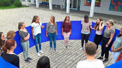 Das junge Betreuungsteam für die Haigerlocher Ferienspiele präsentiert sich als starke Einheit, fest zusammengefügt durch ein blaues Band. Foto: Jugendbüro Foto: Schwarzwälder-Bote