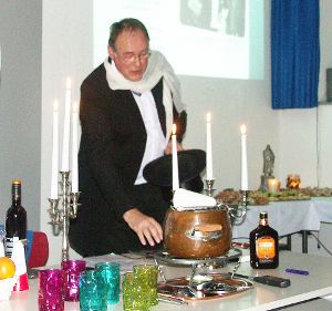 Wie macht man eine Feuerzangenbowle? Roland Dötzer weiß, wie es geht.   Foto: Schurr Foto: Schwarzwälder-Bote