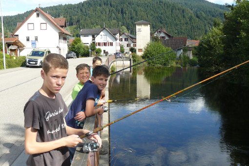 Warten auf den dicken Fisch: Kinder konnte beim Ferienprogramm in Schenkenzell das Angeln lernen.  Foto: Schmidtke Foto: Schwarzwälder-Bote