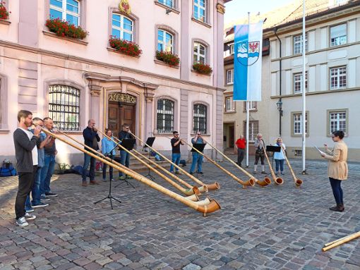 Ein Open-Air-Konzert begeistert die Zuhörer auf dem Münsterplatz. Zehn Alphornbläser geben dabei ihre neu erworbenen Kenntnisse unter Leitung von Ana Stankovic (rechts) zum Besten.  Foto: Kouba Foto: Schwarzwälder Bote