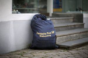 So mancher Postsack bleibt in diesen Tagen liegen. Brief- und Paketzusteller bei der Deutschen Post sind in einen unbefristeten Streik getreten. Wir sagen, wie man seine Post trotzdem auf den Weg bringen kann. Foto: dpa