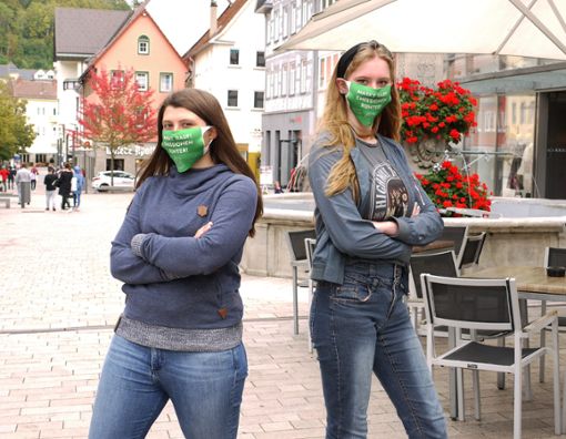 Mona Andres und Anna-Lena Riedel (von links) tragen ihr einladendes Lächeln unter der Maske und hoffen auf zahlreiche Teilnehmer am Freitag. Foto: Eyrich