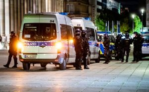 Eine beispiellose Gewaltorgie hat am Wochenende die Landeshauptstadt Stuttgart erschütttert. Hunderte junge Menschen lieferten sich Schlachten mit der Polizei, warfen Scheiben von Geschäften ein und plünderten diese. Zum Artikel Foto: dpa