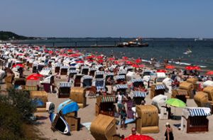 Bei schönstem Sommerwetter genießen zahlreiche Urlauber die Strände der Ostsee – wie hier am Timmendorfer Strand in Schleswig-Holstein. Foto: dpa/Thomas Müller