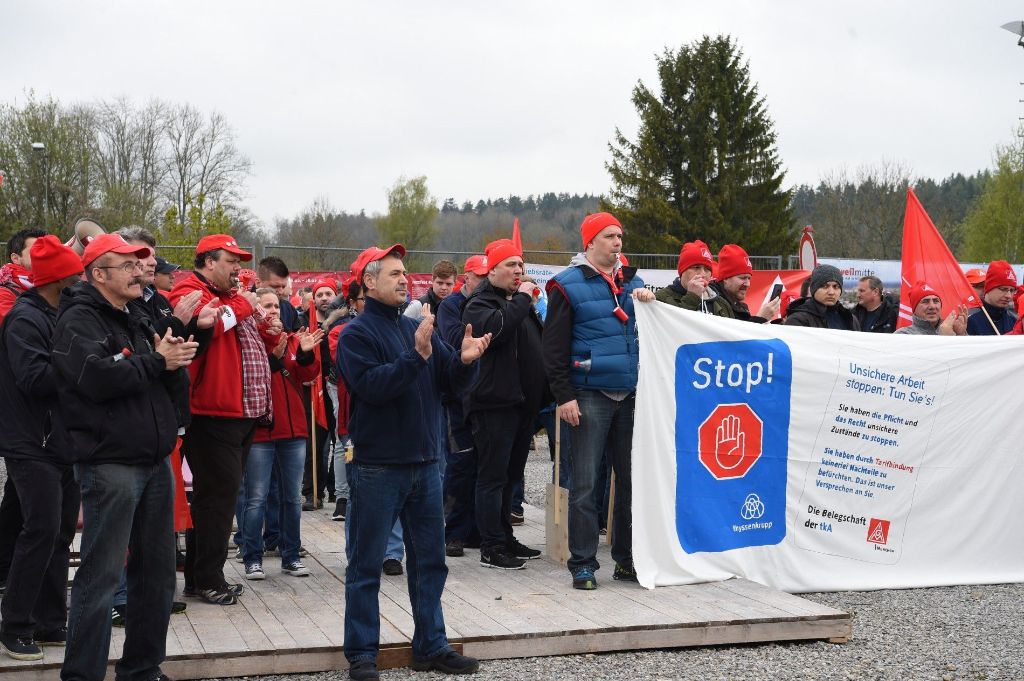 Rund 250 Mitarbeiter von Thyssen-Krupp Elevator (TKE) haben am Freitagmorgen vor dem Rottweiler Aufzugtestturm demonstriert. Foto: Nädele