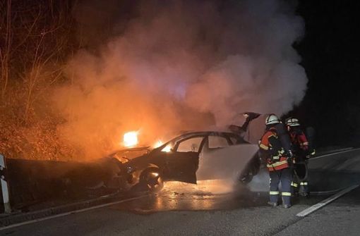 Das Unfallfahrzeug ging in Flammen auf.    Foto: Feuerwehr Bad Liebenzell