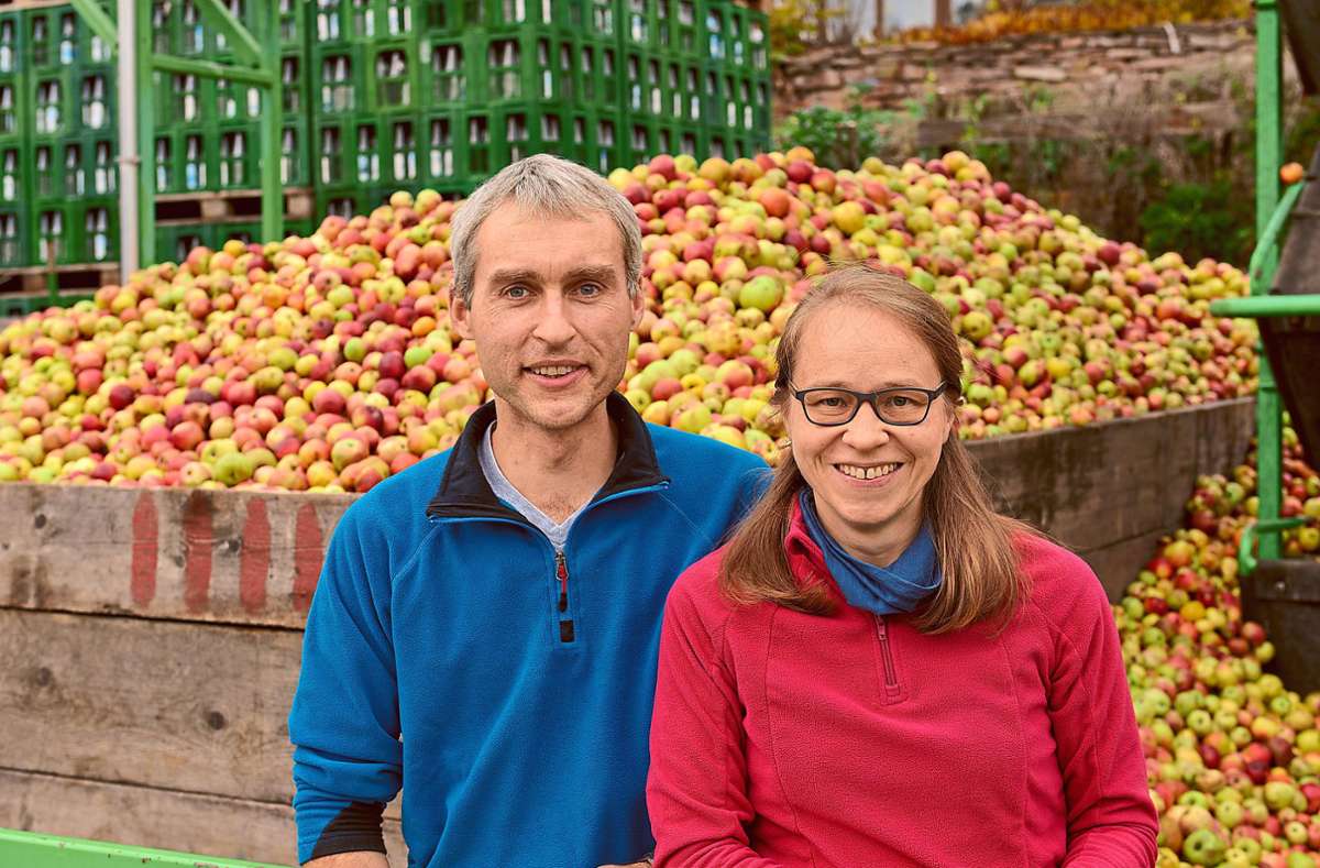 Ein Bild aus glücklicheren Zeiten: Edwin und Debora vor dem Obstsilo. Jetzt kommt das Aus für Franz Fruchtsäfte. Foto: Daniel Braun