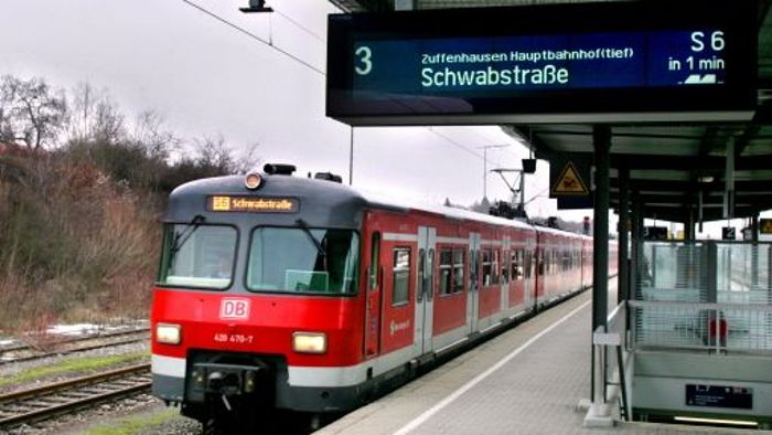 28. August: In S-Bahn mit Bierflasche geworfen