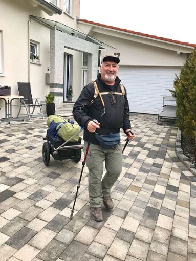 Giuseppe Mastrantonio bei seinem Start in Bad Dürrheim. 1200 Kilometer geht es zu Fuß von Bad Dürrheim in seinen Geburtsort Colletorto.  Foto: Mastrantonio