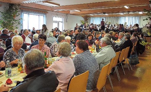 Der Musikverein (im Hintergrund) unterhält die zahlreichen Gäste bei der Kirbe. Foto: Gukelberger Foto: Schwarzwälder-Bote