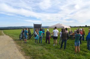 Anlässlich einer Infoveranstaltung auf dem vorgesehenen Gelände für den Solarpark wurden die Bürger der Gemeinde Epfendorf unterrichtet. Foto: Wagner