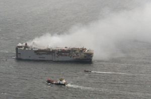 Niederländische Rettungskräfte haben den brennenden Frachter vor der niederländischen Küste abgeschleppt. Foto: dpa/Flugzeug der Küstenwache