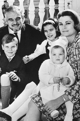 Albert von Monaco kommt am 14. März 1958 zur Welt. 101 Salutschüsse künden davon, dass Fürst Rainier III. und seiner Frau Gracia Patricia, wie die Schauspielerin Grace Kelly seit ihrer Hochzeit heißt, ein Thronfolger geboren war. Der kleine Prinz hat zwei Schwestern: Caroline und Stéphanie. Foto: AP