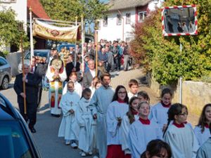Mit einer Prozession durch den Ort feierte die katholische Pfarrgemeinde Döggingen das Fest ihres Kirchenpatrons.   Foto: Minzer Foto: Schwarzwälder-Bote