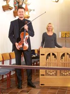Felix Bahn und Stefanie Köpfler-Bertels gestalteten den Gottesdienst in der Dürrwanger Petruskirche mit.Foto: Lüken Foto: Schwarzwälder Bote