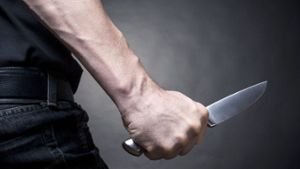 Ehemalige Lebensgefährtin und Polizisten mit Messer bedroht