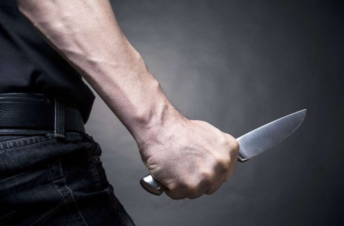Als die Polizei eintraf, hielt der Mann das Messer noch in der Hand. (Symbolfoto) Foto: BortN66  – stock.adobe.com