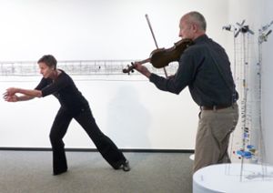 Engagierten Einsatz zeigen Cornelia Widmer (Tanz) und Walter Widmer (Violine) vor einer Klangwand des interaktiv tätigen Künstlers Peter Vogel. Foto: Kouba Foto: Schwarzwälder-Bote