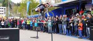 Bei der Show des Trial-Weltmeisters Hannes Herrmann hielten die Zuschauer beim Mountainbike Weltcup in Albstadt den Atem an.  Foto: Eyrich