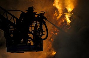 Ein Großbrand am Straßburger Hafen hat in der Nacht eine Lagerhalle zerstört. (Symbolbild) Foto: dpa