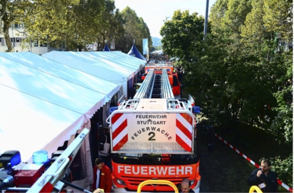 Die gefährliche enge Rettungsgasse in Stuttgart - hier sehen Sie Fotos ...