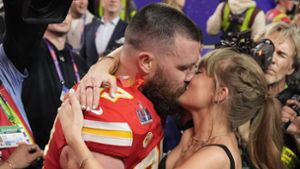 Kuss für den Sieger: Taylor Swift mit ihrem Freund, der Kansas-City-Chiefs-Spieler Travis Kelce. Foto: dpa/John Locher