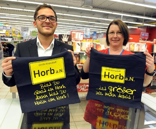 real-Marktleiter Frank Hagedorn und Kassenleiterin Sabine Diem finden ihre Horb-Slogans richtig gut. Doch das Stadtmarketing verzichtet derzeit auf einen Slogan für Marketingzwecke. Foto: Hopp