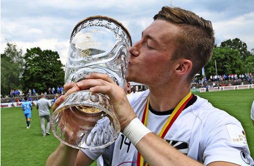 Frederick Bruno küsste  schon 2016 den SBFV-Pokal nach einem 5:3-Krimi gegen den SV Oberachern. Foto: Roland Sigwart