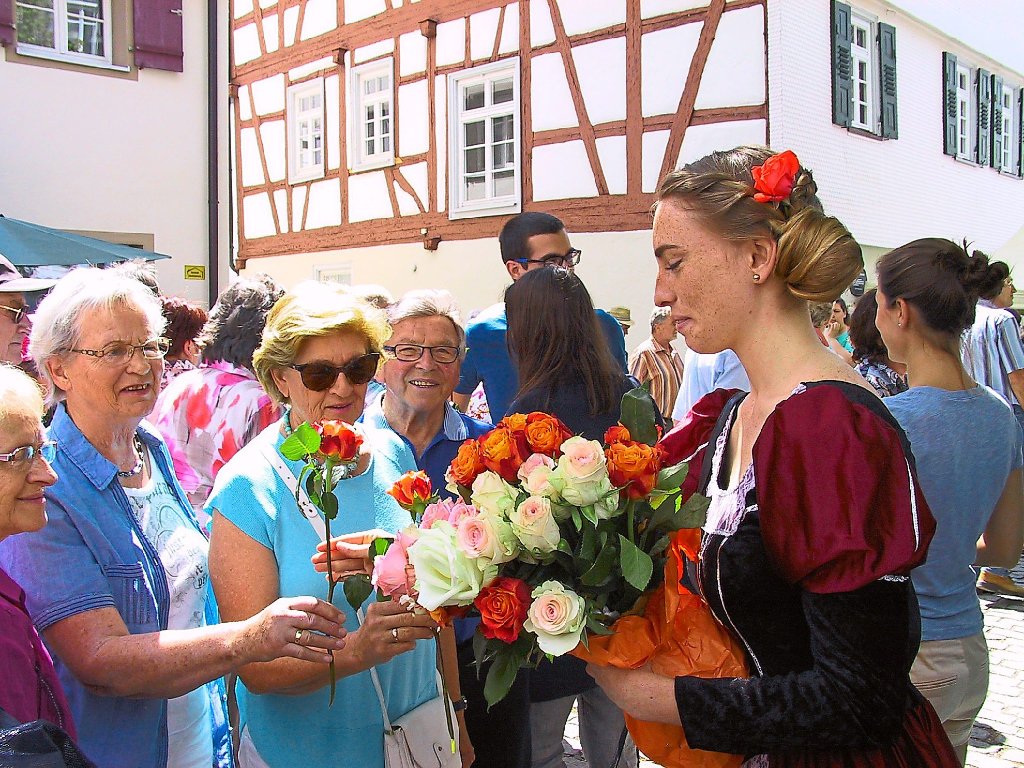 Im Namen der Rose: Ursula von Rosenfeld verteilt an die Besucher des Rosenmarkts schöne Blumen. Fotos: May