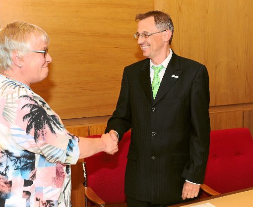 Doris Hammann gratuliert Bürgermeister Martin Buchwald zur Wiederwahl.  Foto: Fritsch Foto: Schwarzwälder-Bote