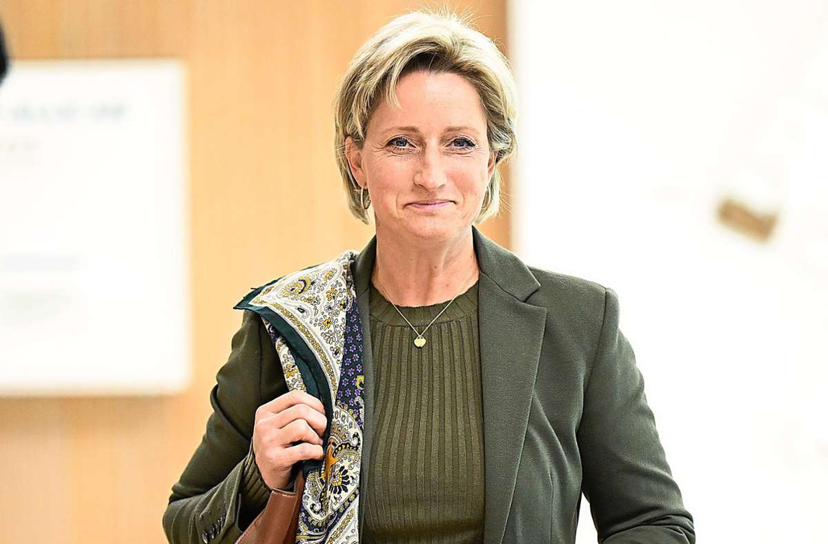 Wirtschaftsministerin Nicole Hoffmeister-Kraut fordert Transparenz bei der Standortsuche des KSK-Absprunggeländes.