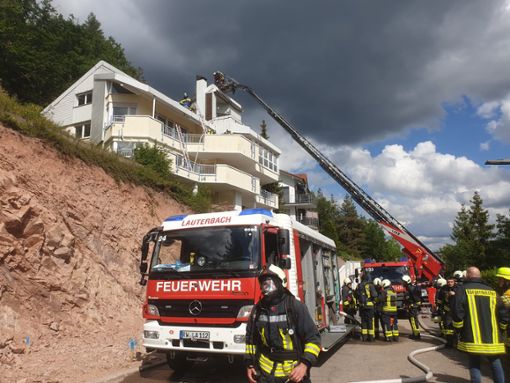 Die Feuerwehr bekämpft unter anderem von der Drehleiter aus den Kaminbrand am Lauterbacher Sommerberg. Foto: Riesterer