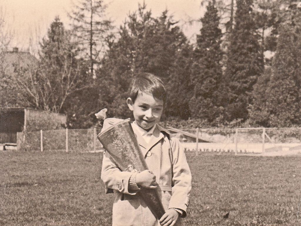 Rupert Kubon zeigt stolz die Schultüte mit dem Herzchen drauf an seinem ersten Schultag. Fotos: Archiv Kubon