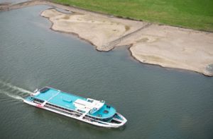 Das Niedrigwasser im Rhein sorgt momentan für Probleme in der Schifffahrt. Foto: dpa