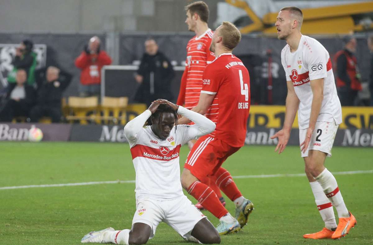 Enttäuschung nach dem verpassten Ausgleich: VfB-Spieler Tanguy Coulibaly (li.)