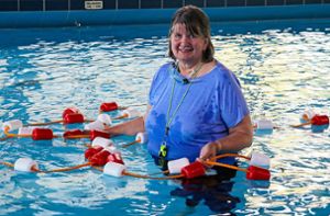 Dorothea Hennefarth in ihrem Element: Seit 30 Jahren bringt sie Wildbergern das Schwimmen bei. Foto: Geisel