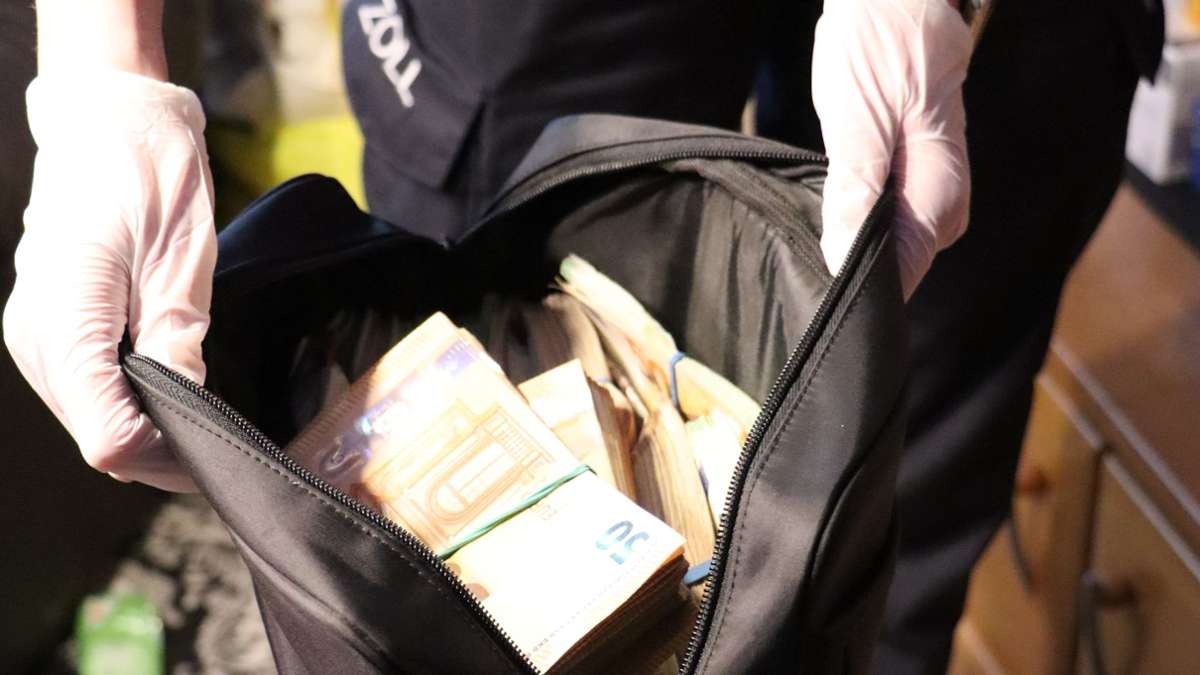 Zoll beschlagnahmt Geld: Beamte werden stutzig: Berliner mit 250 000 Euro auf A 81 unterwegs