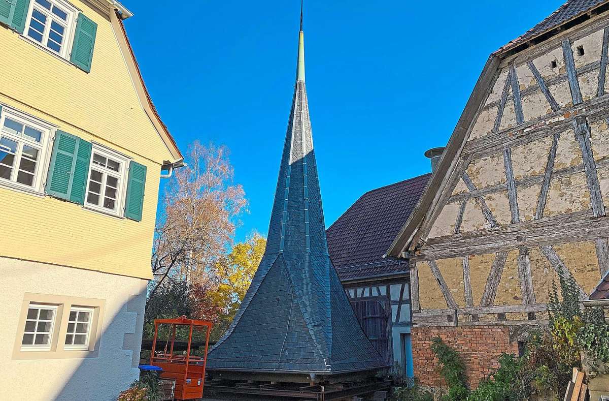 Noch steht die Mötzinger Kirchturmspitze im Hof des Pfarrhauses – am Dienstag soll sie wieder auf ihren angestammten Platz zurückkehren.