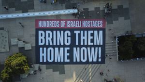 Ein Banner in Tel Aviv mit der Forderung nach der Freilassung der Geiseln im Gazastreifen. Foto: dpa/Sam McNeil
