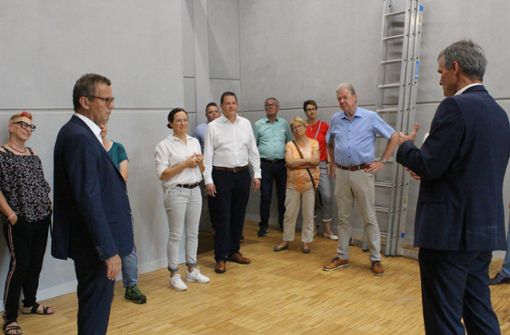 Bürgermeister Markus Huber (rechts) erklärt dem Landwirtschaftsminister (links) das Konzept des Bürgerhauses in Leinstetten. Foto: Steinmetz