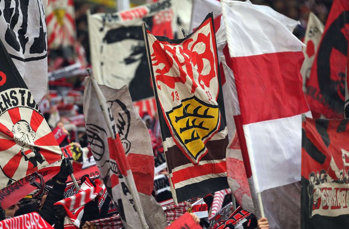 Die organisierten Fans des VfB Stuttgart kehren am Sonntag in die Arena zurück – mit ihren Fahnen und Bannern. Foto: Baumann/Alexander Keppler