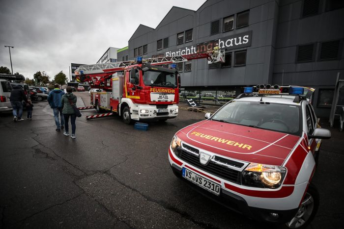 Möbelhaus in Schwenningen: Feuerwehr muss Gefahr bannen