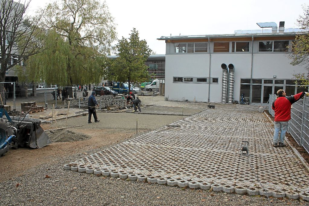 Die letzten Arbeiten vor der Eröffnung der neuen Dreifeldsporthalle laufen auf Hochtouren. Foto: Bächle Foto: Schwarzwälder-Bote