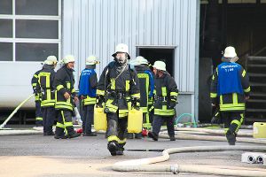 Rasch unter Kontrolle hatte die Feuerwehr  den Brand in der Halle der Firma Lodeco in Reutin. Nach Einsatzende transportierten sie die Kanister mit Löschmittel wieder ab.   Foto: Rath