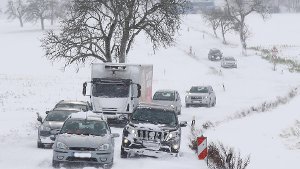 Verkehr staut sich trotz Winterdienst