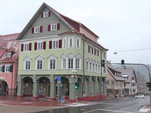 Das Gebäude des ehemaligen Geschäfts Eisen Wagner wurde von Tobias Reich außen bereits saniert. Foto: Breitenreuter