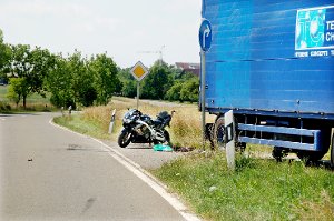 Ein 33-jähriger Motorradfahrer wurde auf der Landesstraße 415 von einem Lastzug erfasst. Der mann verstarb noch an der Unfallstelle. Foto: Hertle