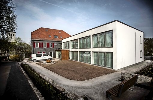 Das alte Pfarrhaus in Oberesslingen und ein moderner Anbau dienen jetzt als Hospiz. Foto: Leif Piechowski